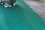 化工設備車間鋼花紋地板上鋪設防靜電橡膠地墊怎么固定？